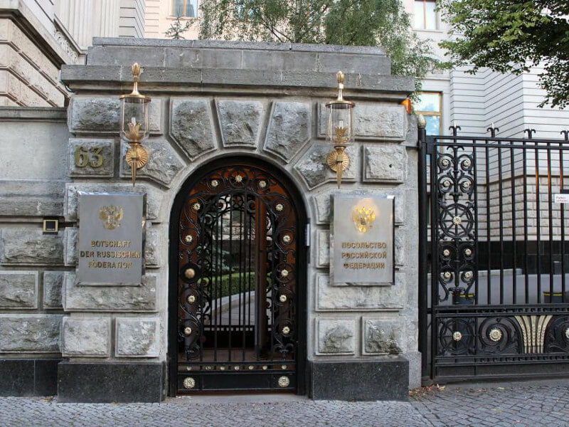 Wejście do ambasady rosyjskiej w Berlinie