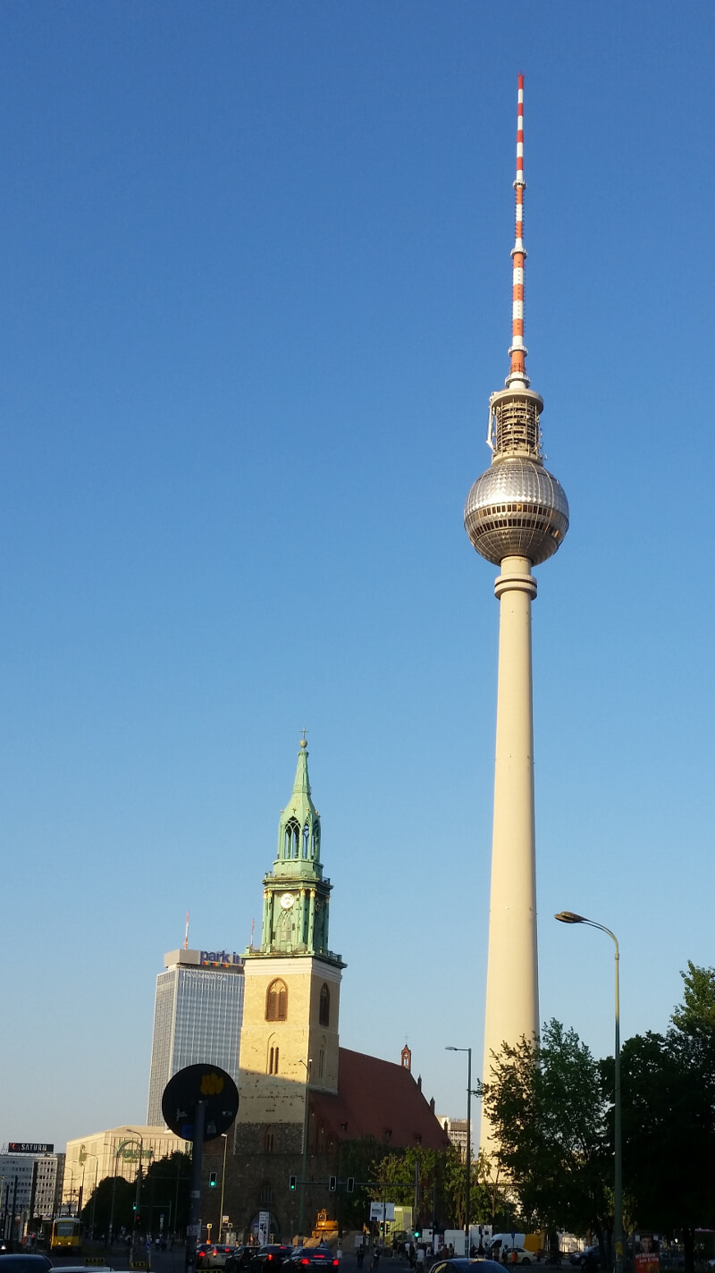 Wieża TV na Alexanderplatz i kościół Mariacki
