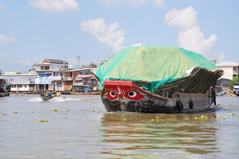 Wietnamska łódź transportująca piasek na cegłę - 