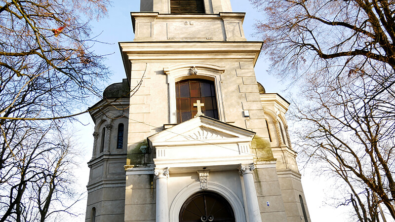 Kościół przed wejściem do zamku w Czersku