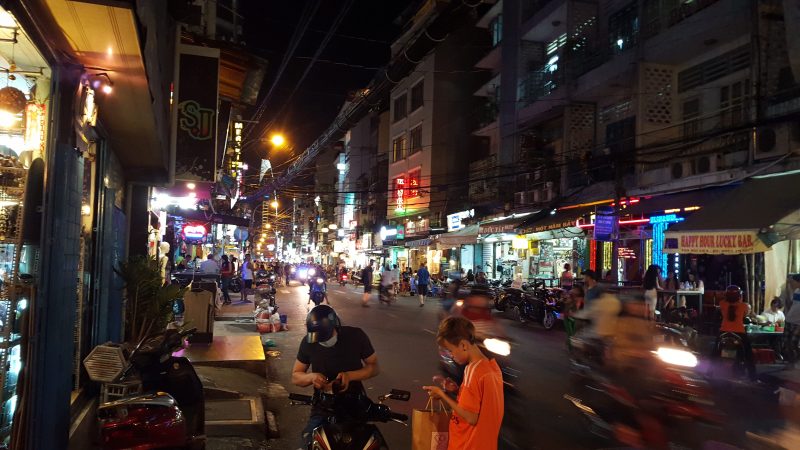 Sajgon nocą - jedna z głównych ulic