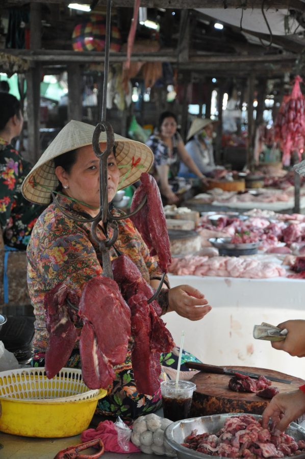 Wietnamka sprzedaje mięso - bazar Delta Mekongu
