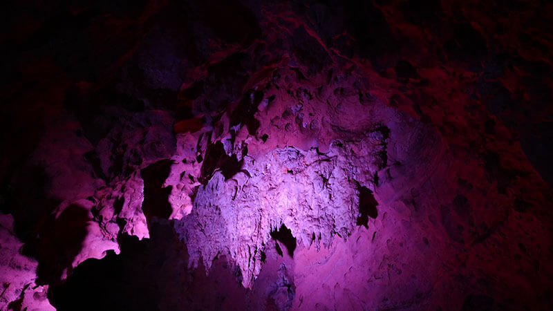 Grutas Loltun - zwiedzanie kolorowych jaskiń w Meksyku