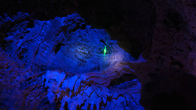 Grutas Loltun - zwiedzanie kolorowych jaskiń w Meksyku