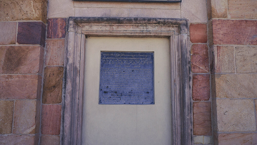tablica z miarami na kościele w Kielcach