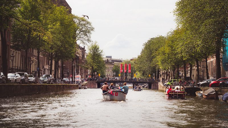 Rejs po kanałach w Amsterdamie